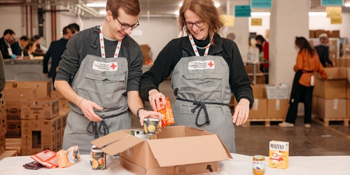 Mann und Frau beim Paketauspacken